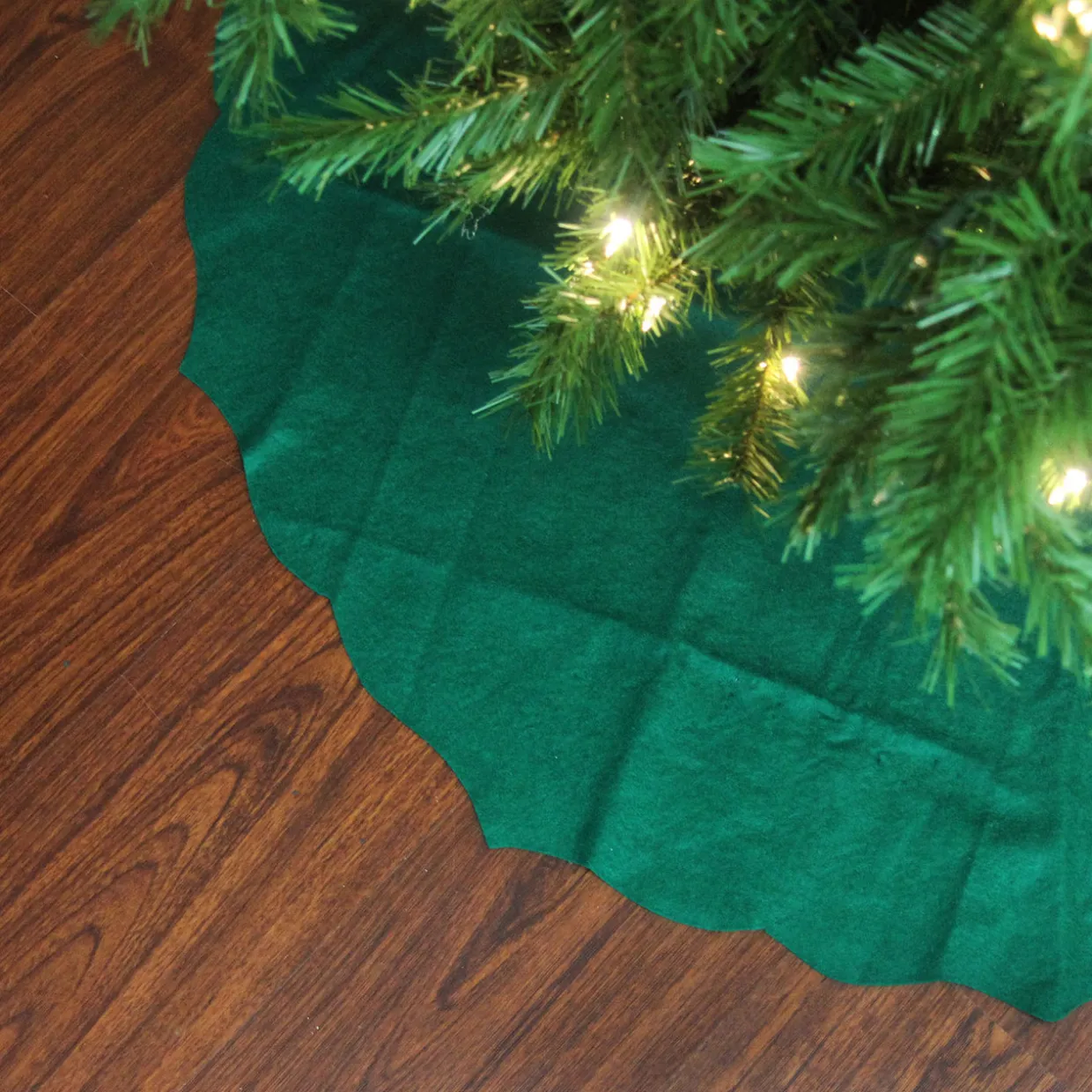 38" Pine Green Scalloped Edge Round Christmas Tree Skirt