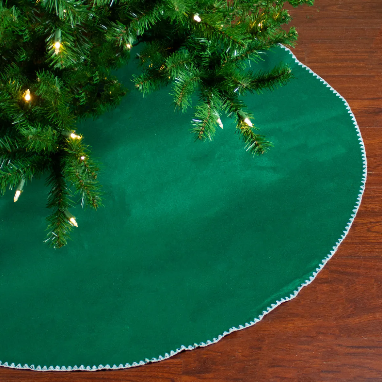 48" Red and White Shell Reversible Christmas Tree Skirt