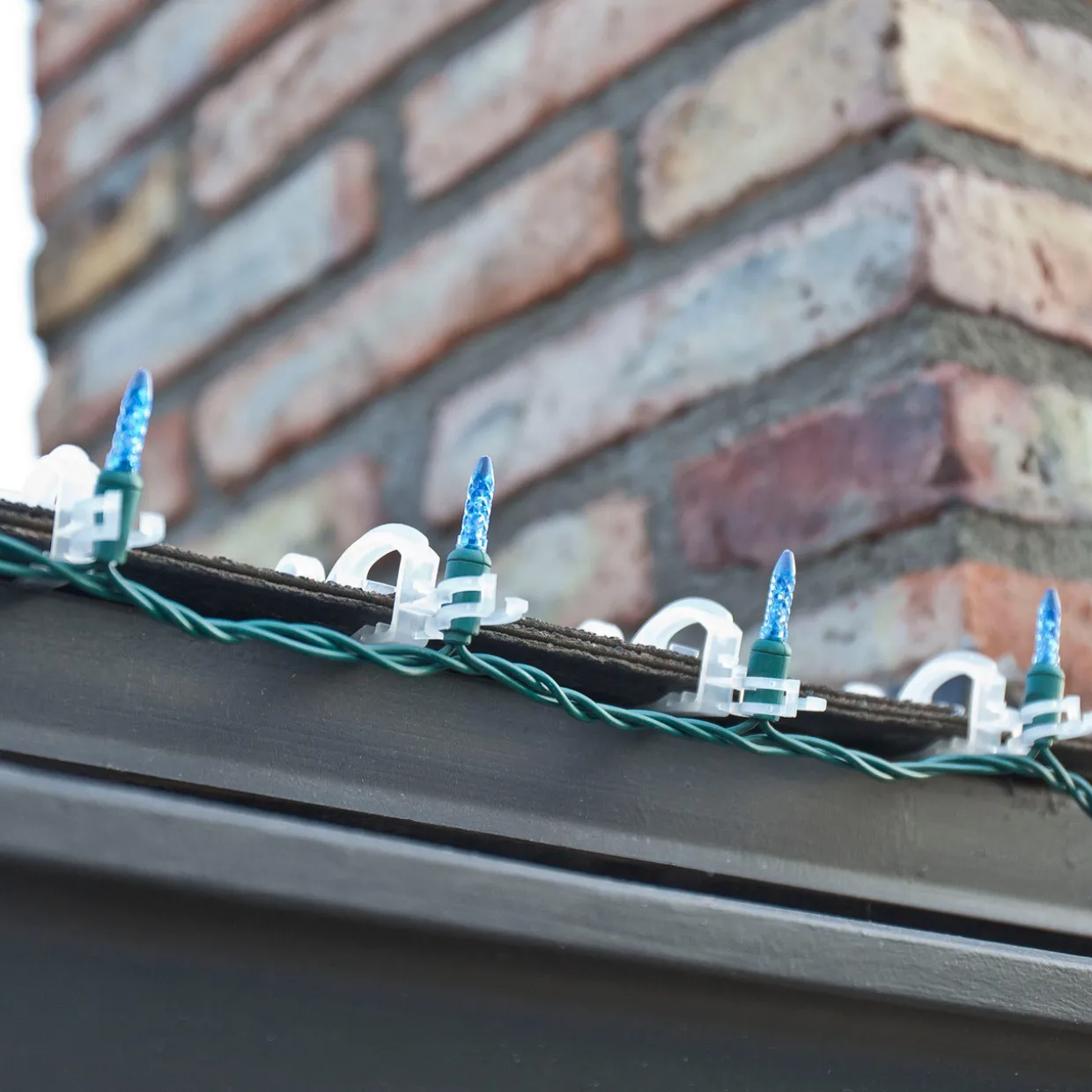 Bucket of 150 Clear Max Pro Anywhere Flip Christmas Light Clips