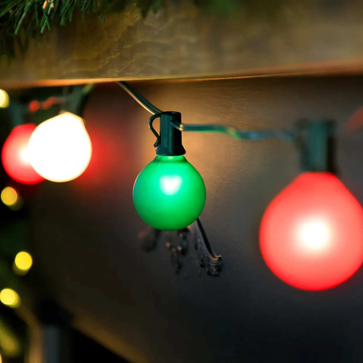 10-Count Frosted Red, White and Green G50 Globe Patio Lights, 9ft Green Wire