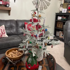 18ct Red and Green Beaded Garland with Christmas Ornaments 30