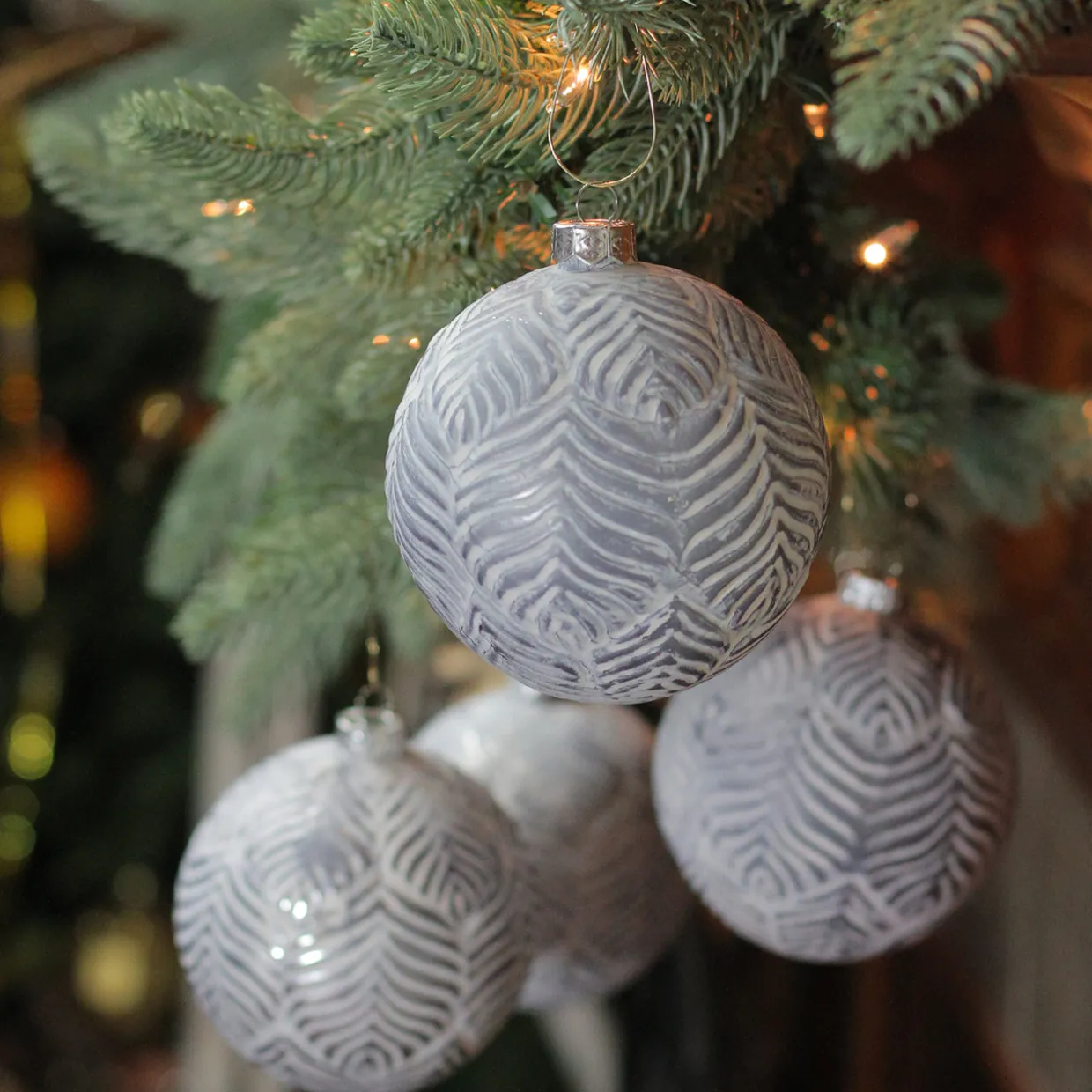 4ct Silver and White Antique Style Glass Christmas Ball Ornaments 4" (100mm)