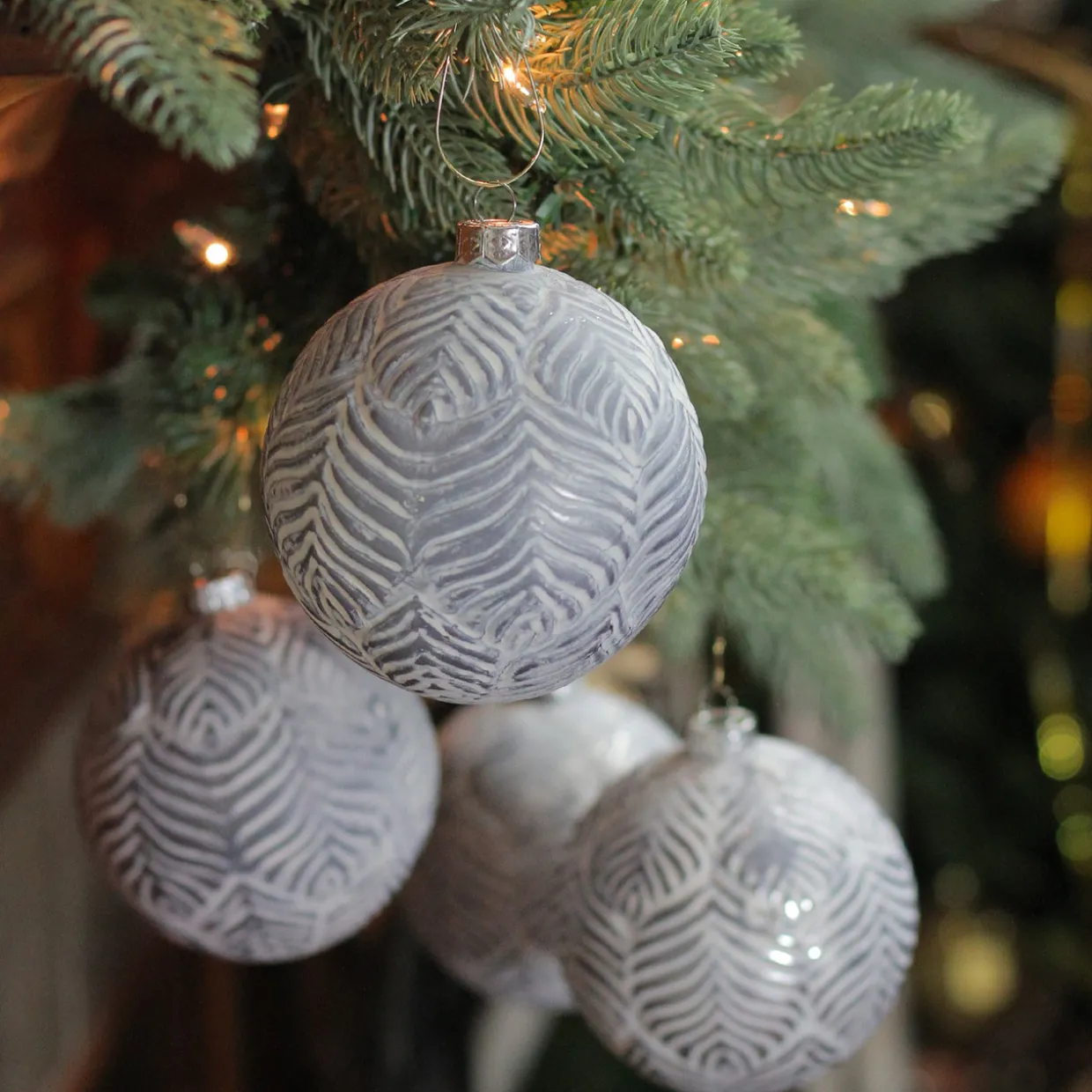 4ct Silver and White Antique Style Glass Christmas Ball Ornaments 4" (100mm)
