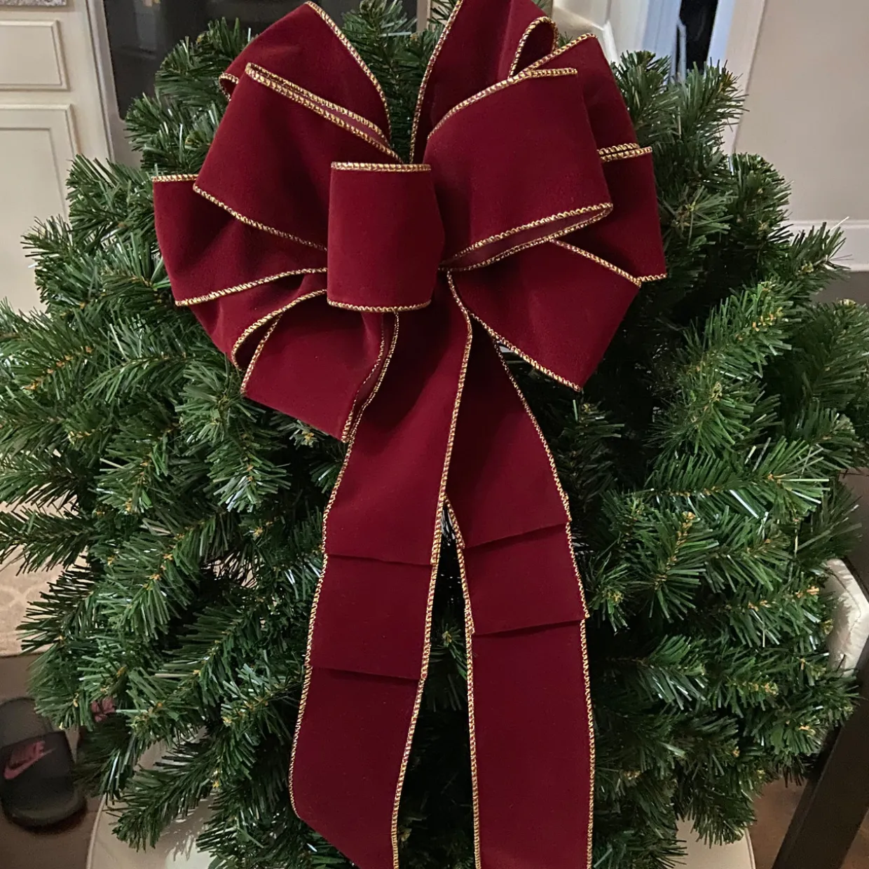 Deluxe Windsor Full Pine Artificial Christmas Wreath - 24" - Unlit