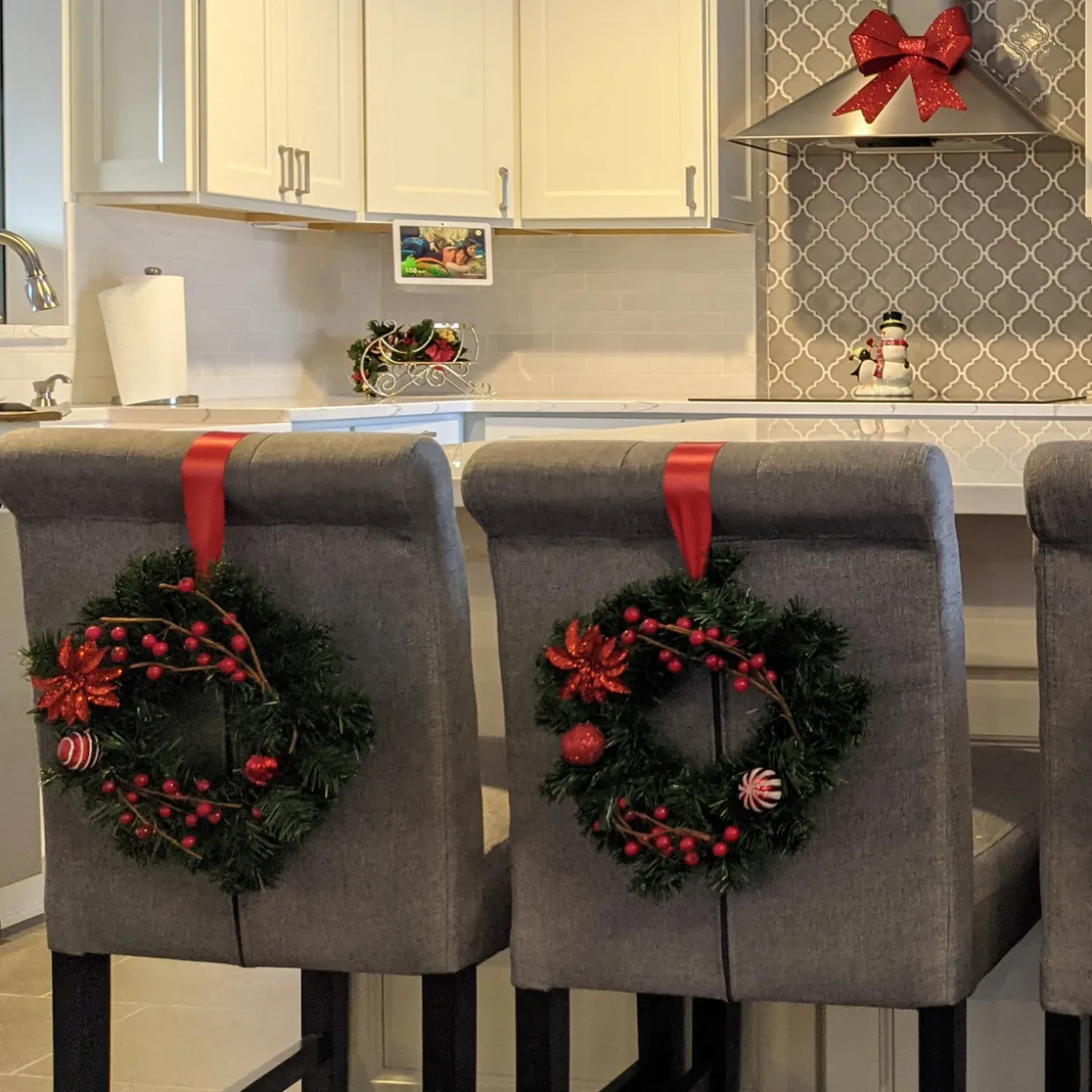 Deluxe Windsor Pine Artificial Christmas Wreath - 12" - Unlit