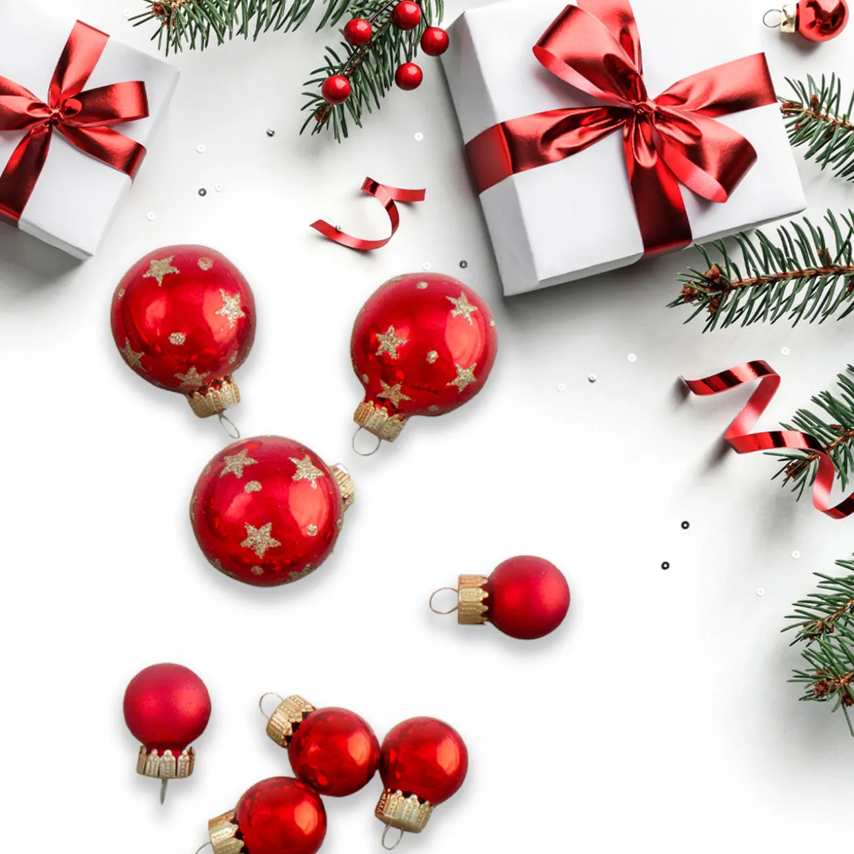 16-Piece Set of Assorted Red Glass Christmas Ball Ornaments with Tree Topper