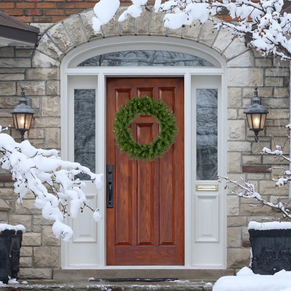 Pre-Lit Rockwood Pine Artificial Christmas Wreath - 24" - Clear Lights